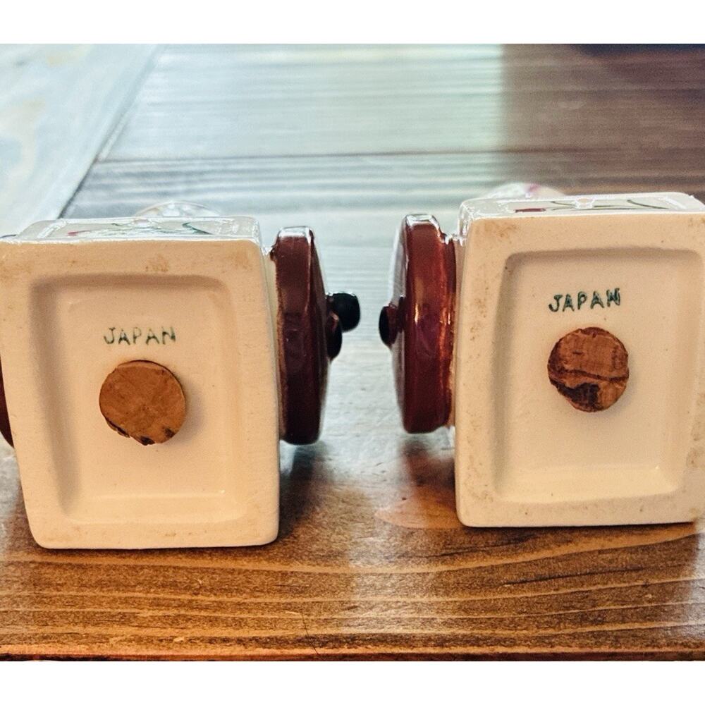 Vintage Turn wheel Salt/Pepper Shakers. Kitsche Brown and Tan Shakers - Picture 6 of 7